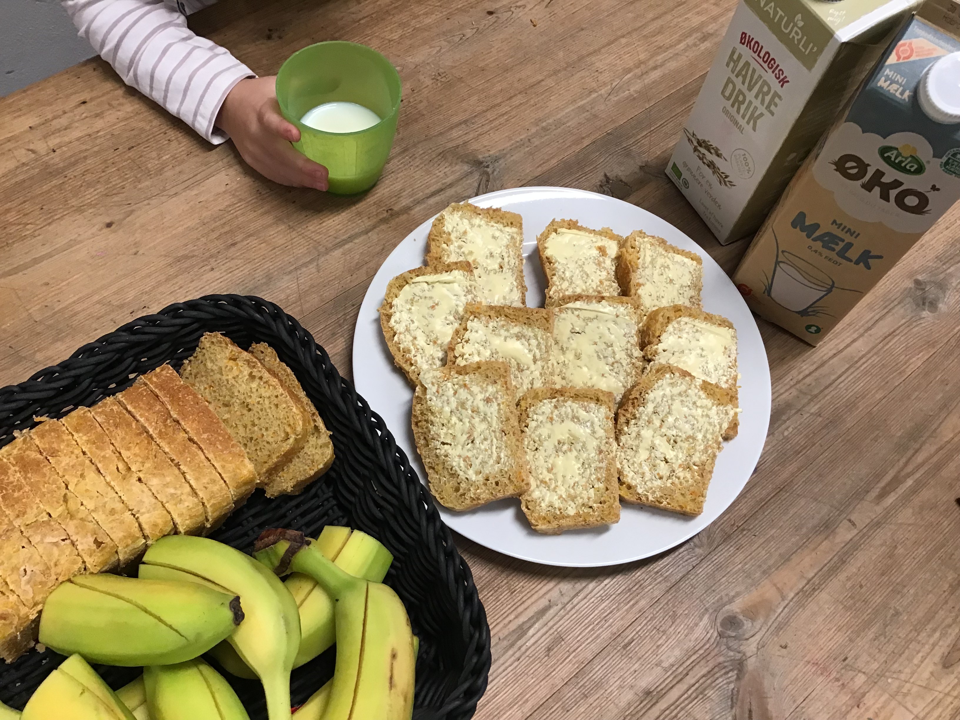 Der er formiddagsmad i børnehuset, men bananer, smurt fransbrød og mælk til i glas